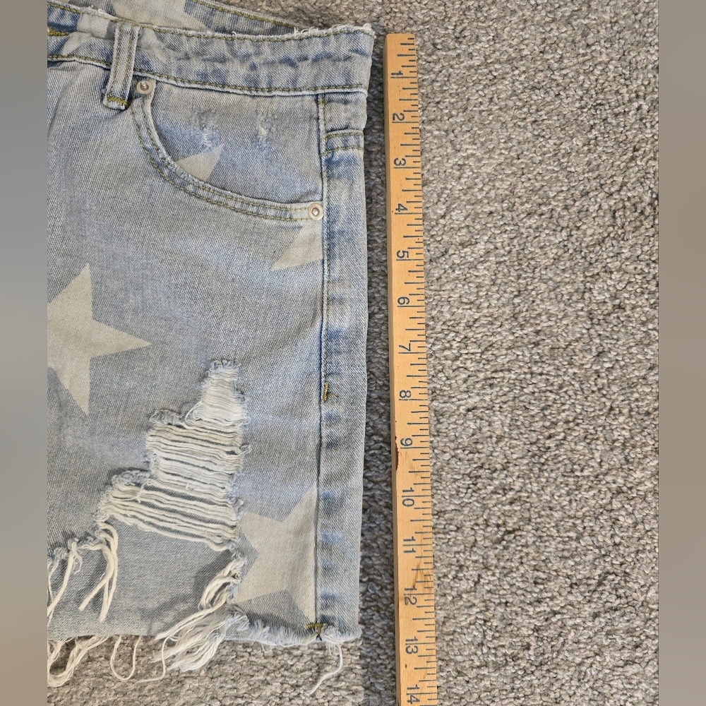 Blue Buttercup Star Print Distressed Light Denim Women's Size Large Shorts - Picture 7 of 8